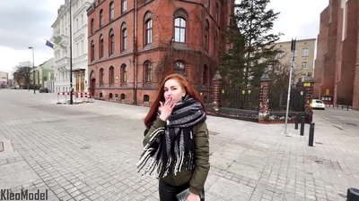 عوامي چنبڙ: سهڻي ڇوڪري هڪ آئي فون لاءِ ڀڃي ٿي ۽ هن جي بلي ۾ گڏ ٿي وڃي ٿي. ڪليو ماڊل